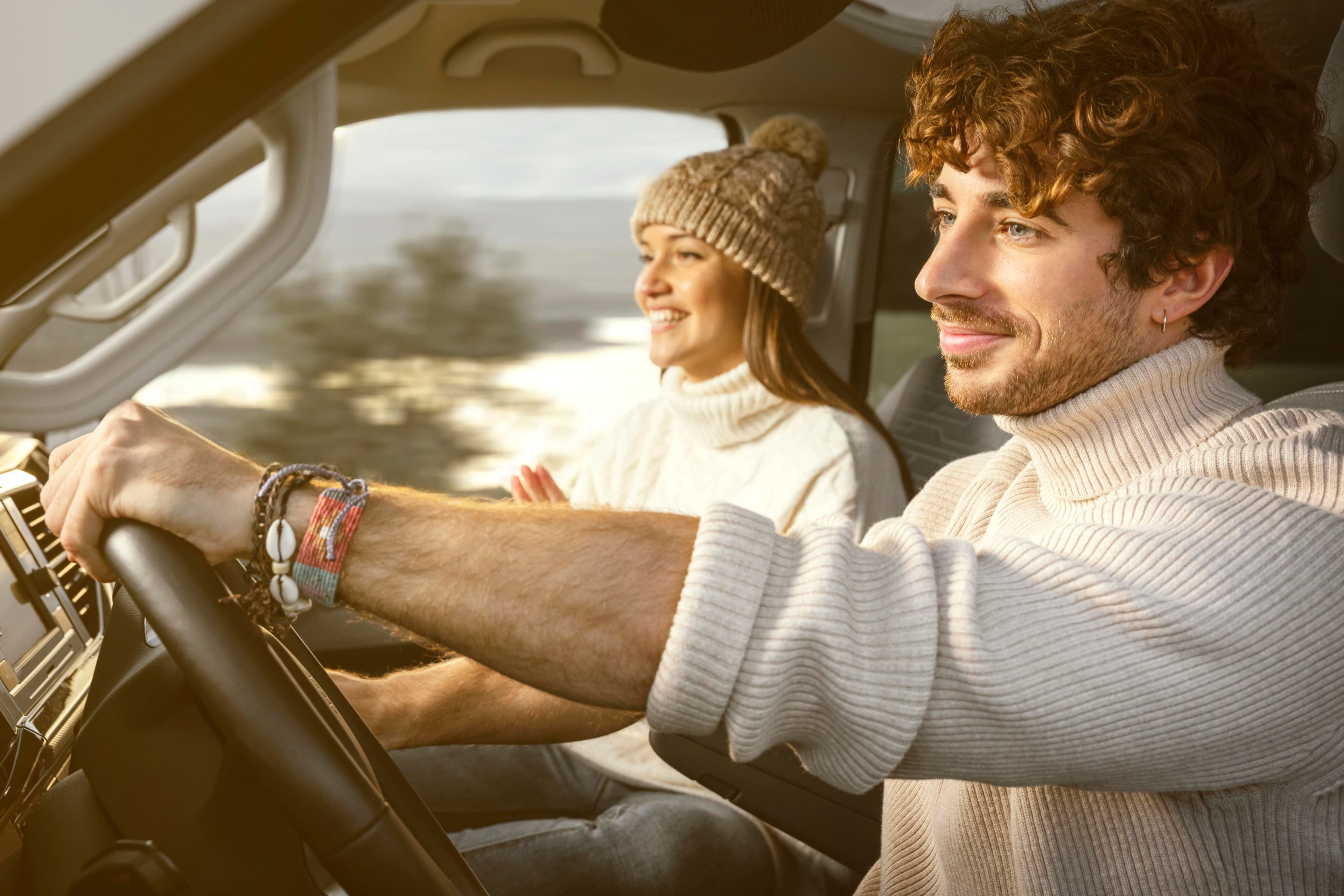 Een man en vrouw in de auto.