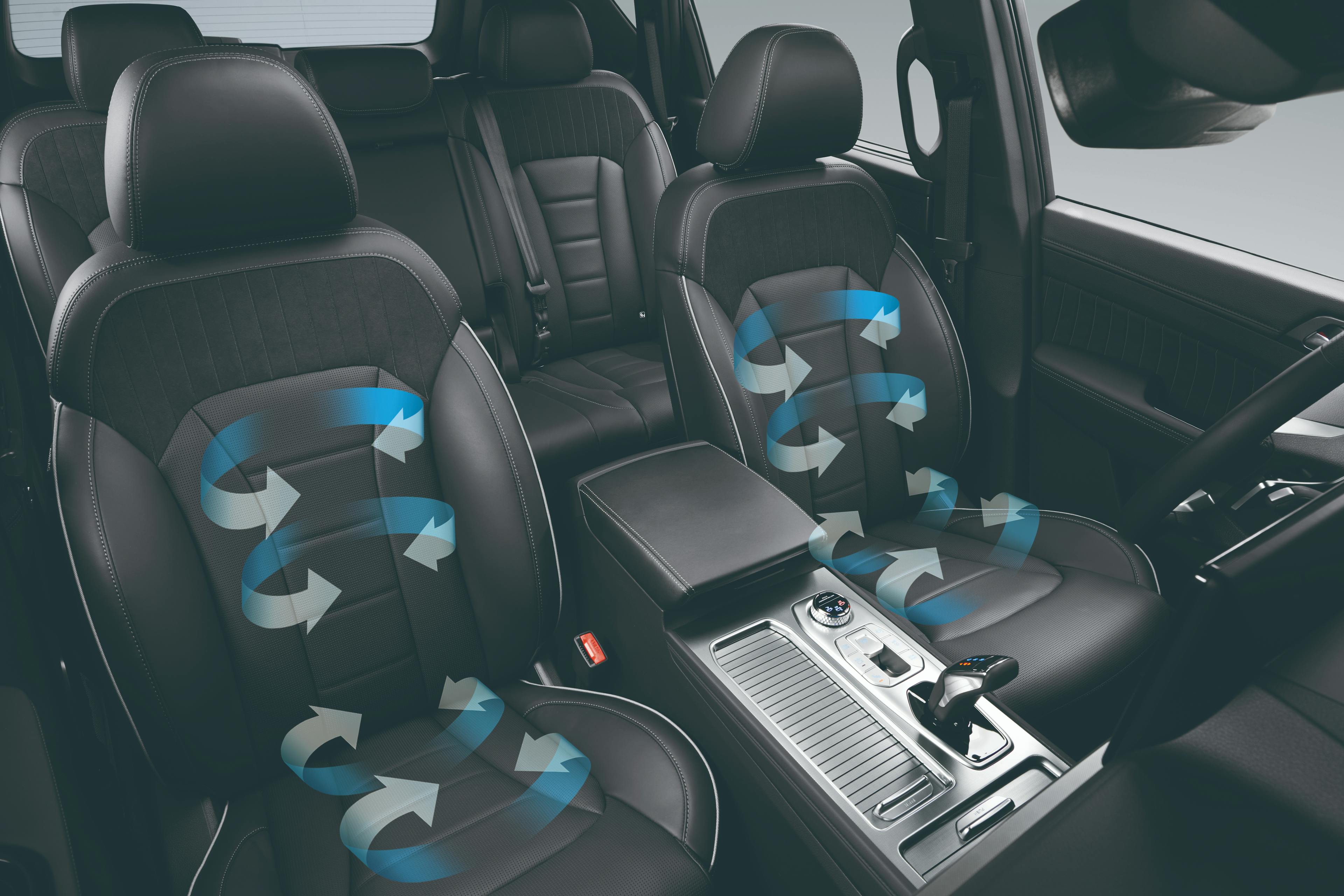 De zwarte binnenkant van een Rexton SUV, waarbij de ventilatie is aangeduid met blauwe pijlen.